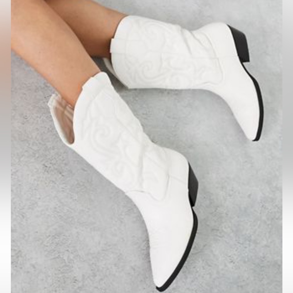 ASOS DESIGN Andi flat western / cowgirl boots in white W 9